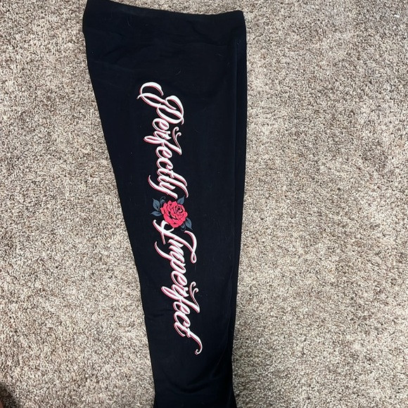 Beautiful Disaster capri leggings - Picture 3 of 4